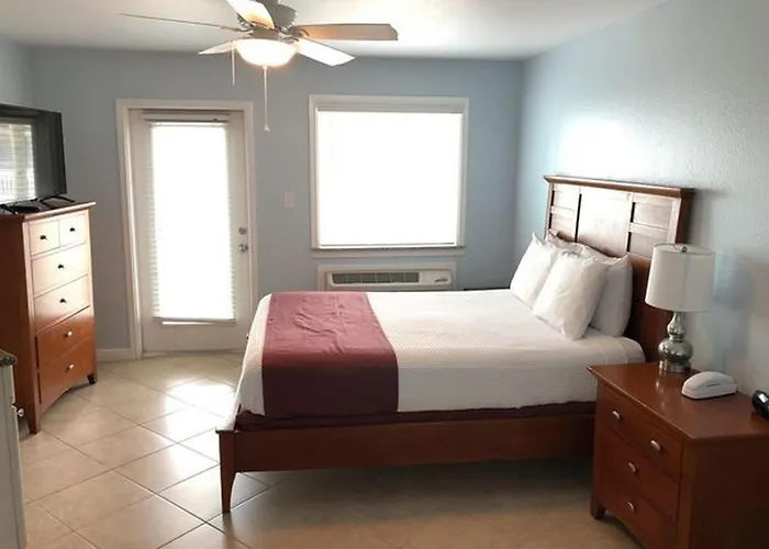 Beachgate Condosuites And Oceanfront Resort